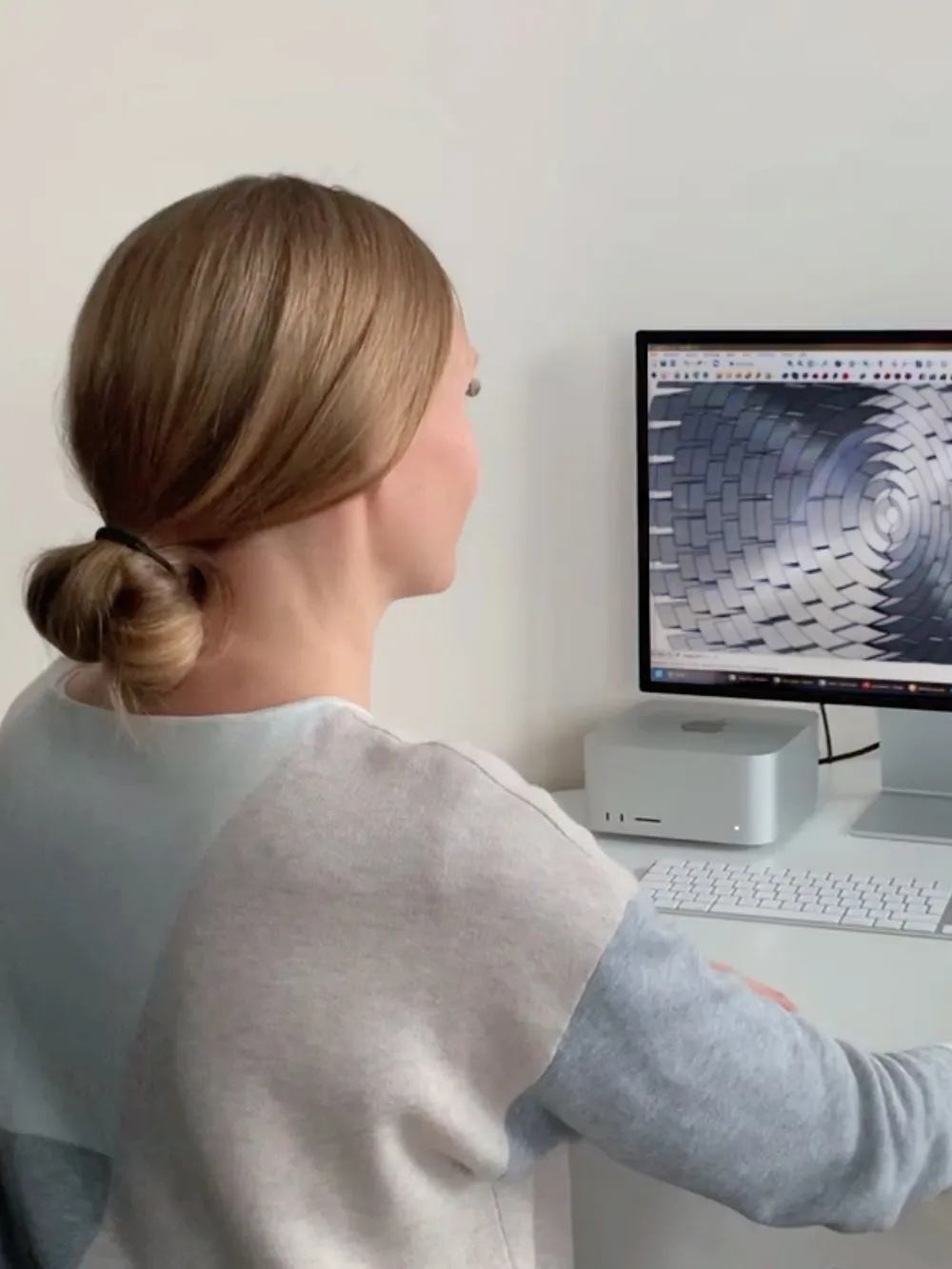Larisa Semke konstruiert die geometrischen Körper in der CAD-Software