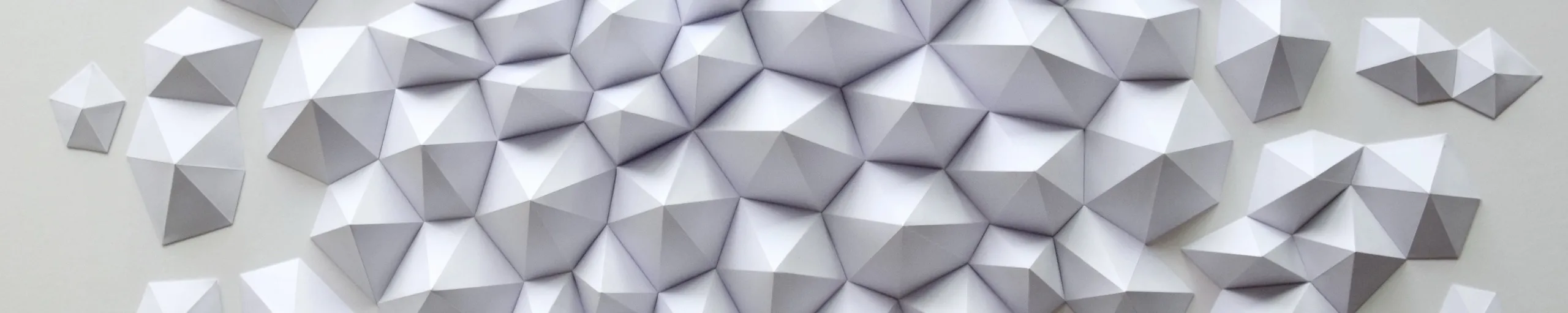 Single shards breaking away from the closed field to both sides and lying alone on the wall